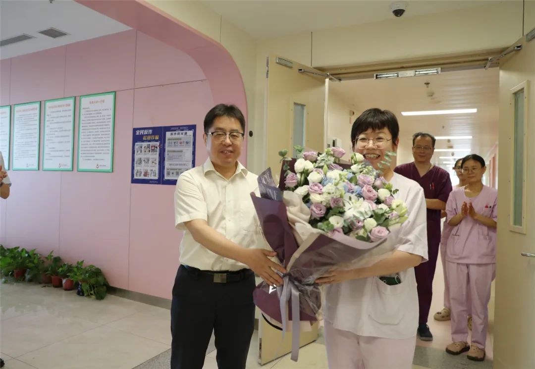 市领导开展中国医师节走访慰问